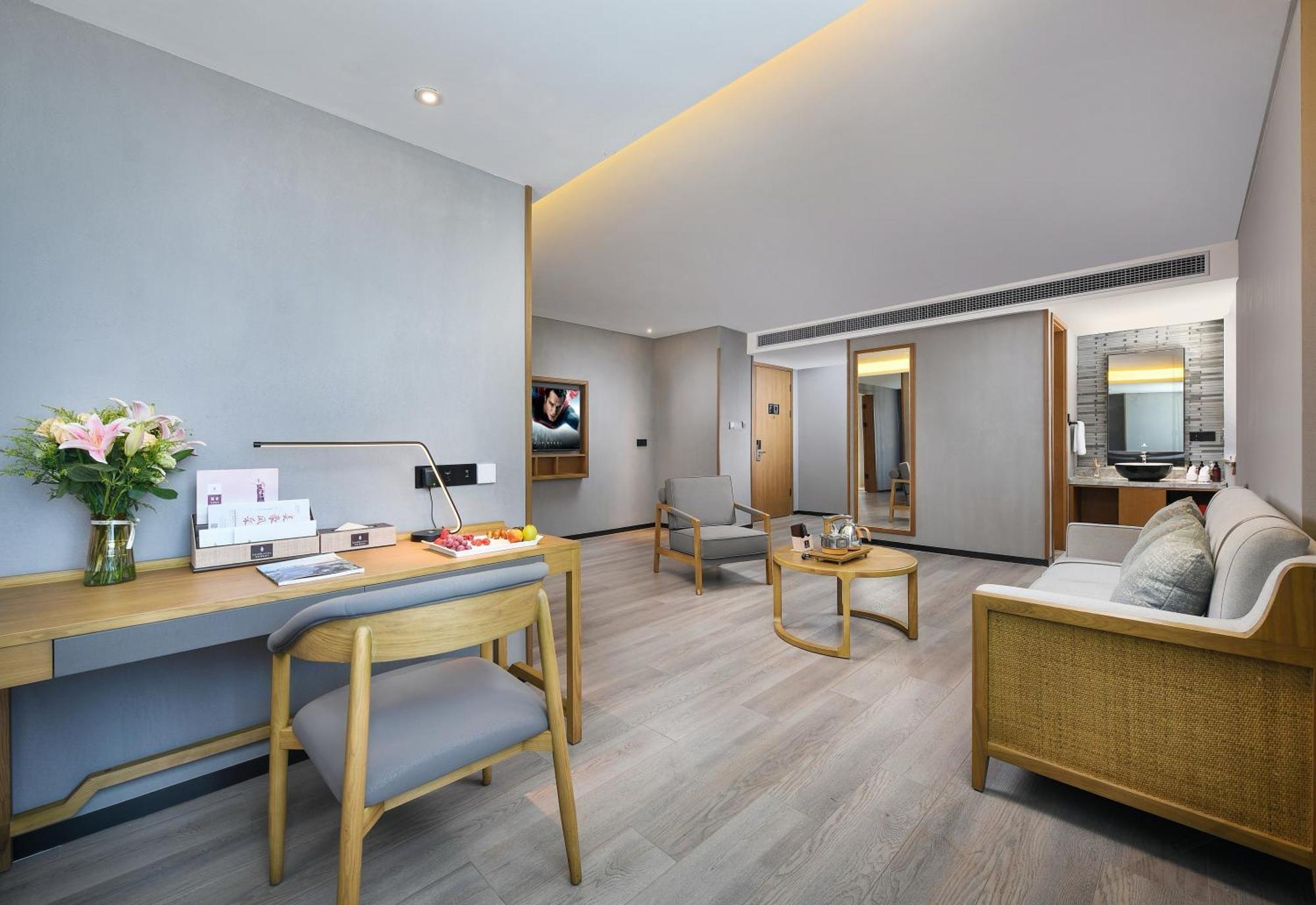 Mehood Lestie International Hotel Nancun Wanbo Metro Station Branch - Free Shuttle Bus To Canton Fair Complex During Canton Fair Period & Free Breakfast & Free Afternoon Tea & Free Midnight Snack & Free Vpn Internet Access Екстериор снимка
