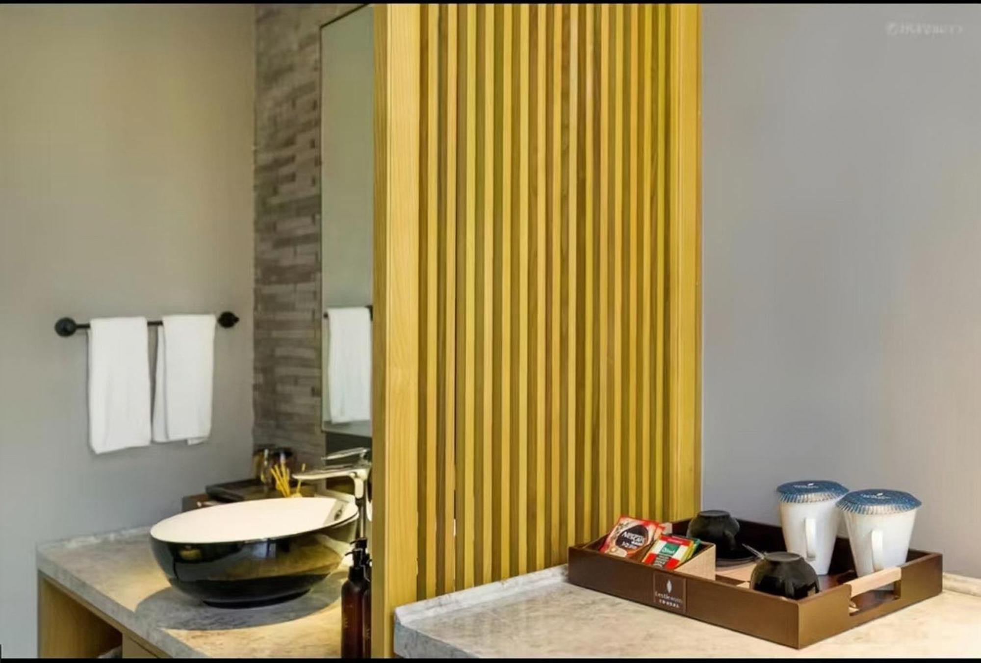 Mehood Lestie International Hotel Nancun Wanbo Metro Station Branch - Free Shuttle Bus To Canton Fair Complex During Canton Fair Period & Free Breakfast & Free Afternoon Tea & Free Midnight Snack & Free Vpn Internet Access Екстериор снимка