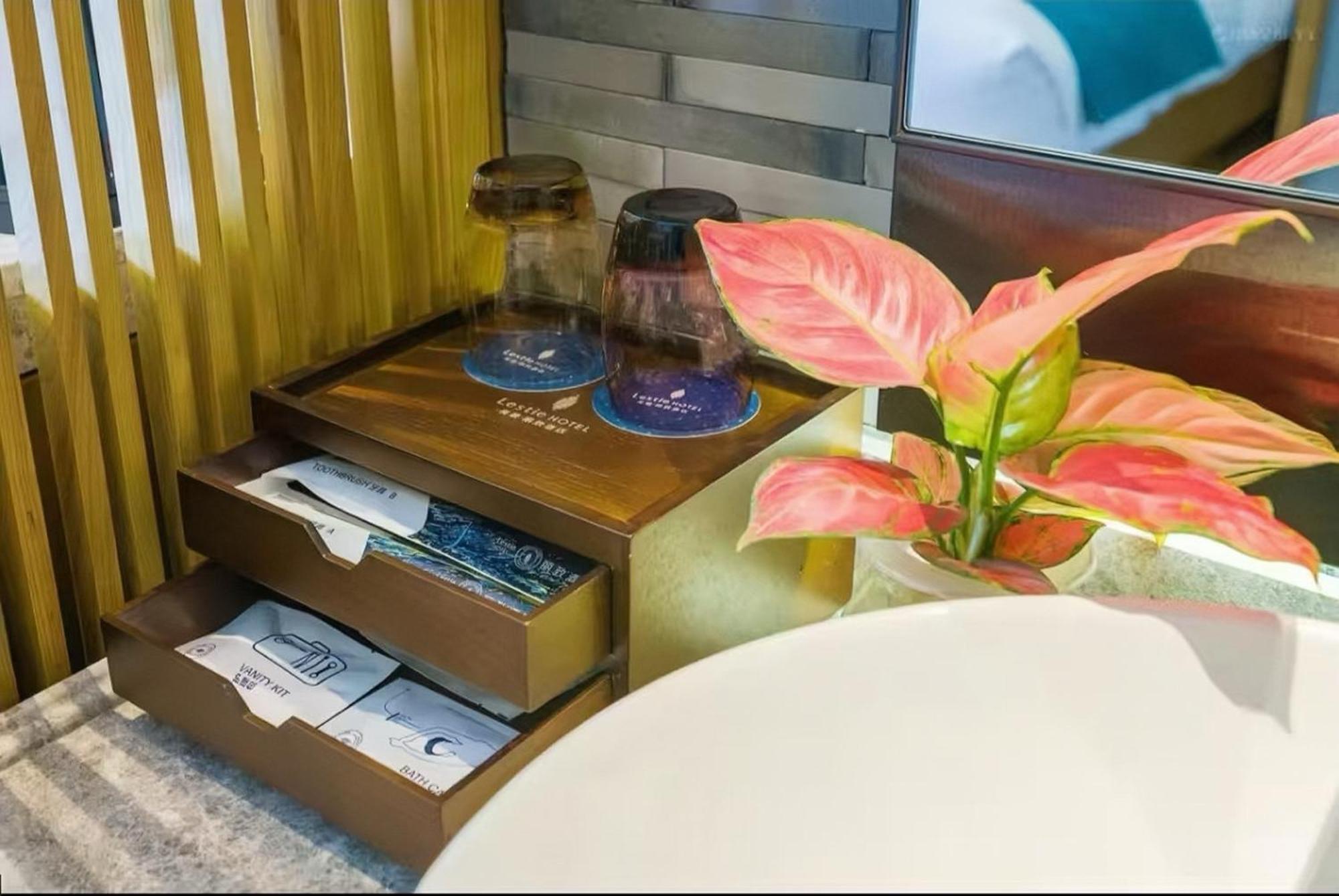 Mehood Lestie International Hotel Nancun Wanbo Metro Station Branch - Free Shuttle Bus To Canton Fair Complex During Canton Fair Period & Free Breakfast & Free Afternoon Tea & Free Midnight Snack & Free Vpn Internet Access Екстериор снимка